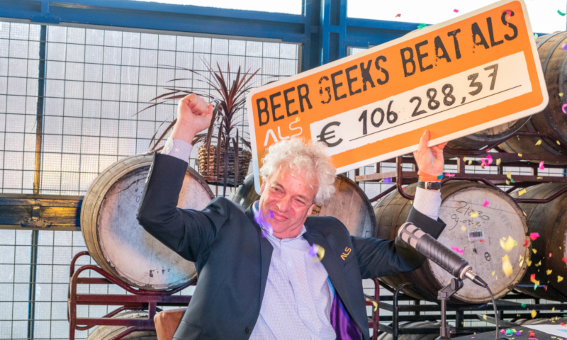 Stichting ALS Directeur Blonk met Beer Geeks Beat ALS 2021 cheque